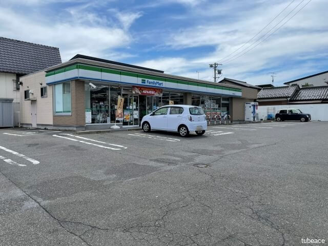 ファミリーマート長野吉田店　約593ｍ（徒歩8分）