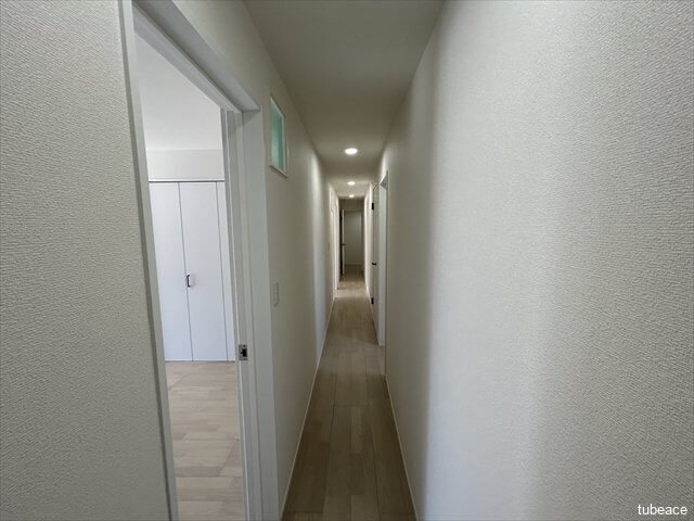 一直線の廊下の脇にお部屋が配置されています。