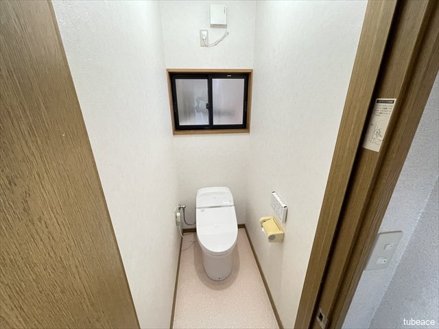 現代の必需品、温水洗浄便座付きトイレです。お手入れもしやすいタンクレス。