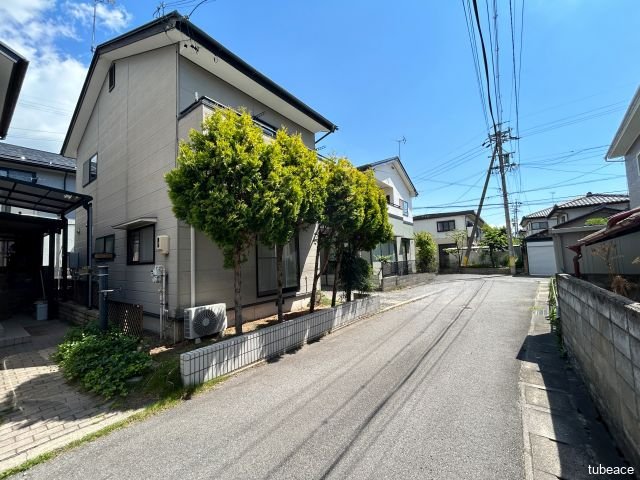 きれいに舗装された見通しの良い道路。前面道路がきれいだとお住まいの見栄えもよいですね。