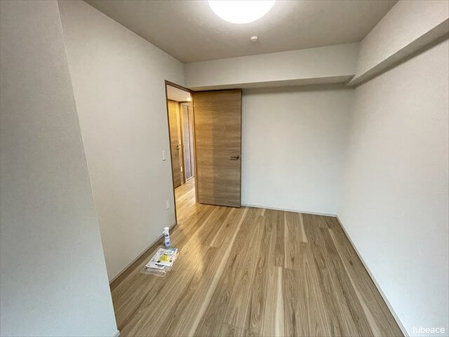 廊下側約５．６帖のお部屋です。趣味のお部屋や子ども部屋としても。