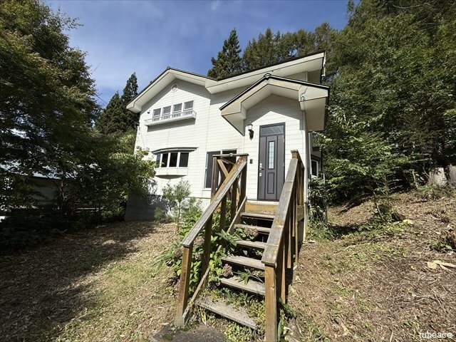 飯綱の別荘地にある戸建て住宅です。