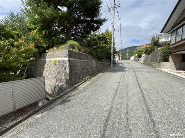 比較的車通りの少ない前面道路で、小さなお子様との外出時にも心強い立地です。