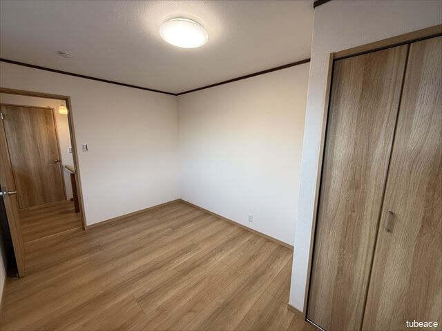 約５．５帖の洋室です。この家では一番小さなお部屋です。