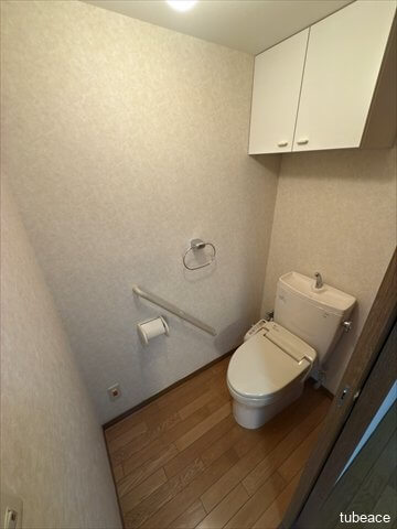 手洗い器、温水洗浄便座付きのトイレです。上部には収納もございます。